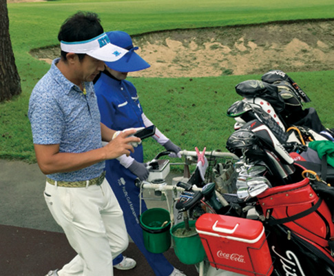 ラウンド中に自身のスイング動画を送ったり、トレーナーのアドバイスを見たりもできる。