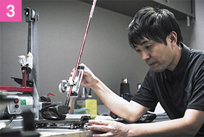 グリップ交換から新品の組み込みまで、工房でクラブのあらゆるサポートを行っている