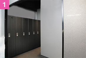 レッスンや自主練習の際に使用できる専用ロッカー。練習着は無料でレンタルできる