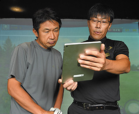 ライザップゴルフでは、スイング動画により、カラダが正常な動きをしているか、クラブが理想の軌道を描いているかを逐一チェックしている。自分のスイングを客観的に見て、知ることが、レベルアップへの近道となるのだ