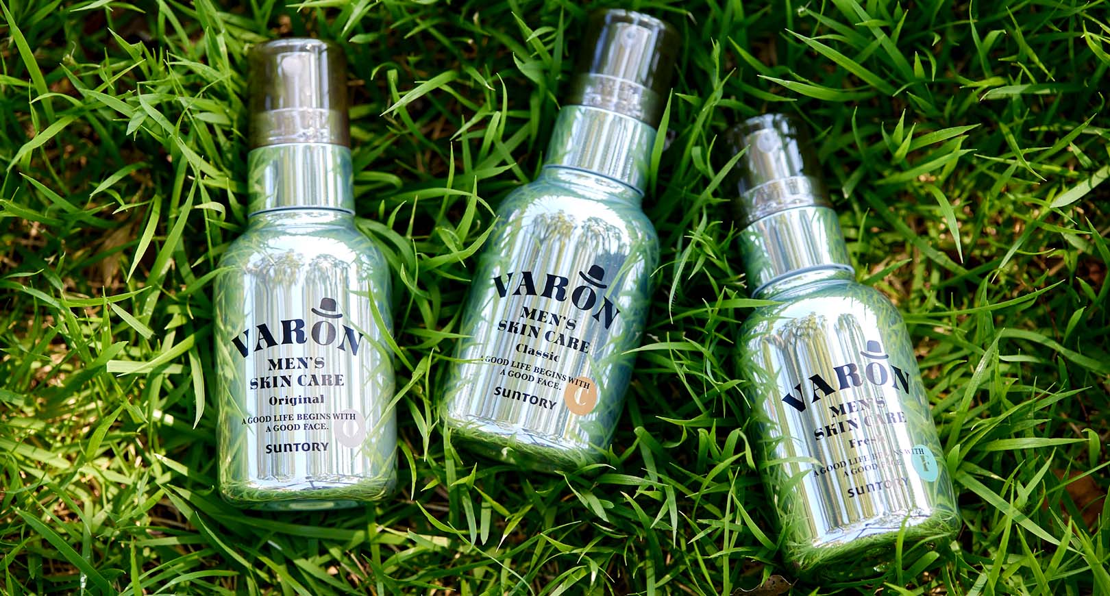 〈VARON〉は洗顔後の清潔な肌に使用するのがベスト。1〜2プッシュの分量を指にとって、額や頬、顎にのせて伸ばして行く