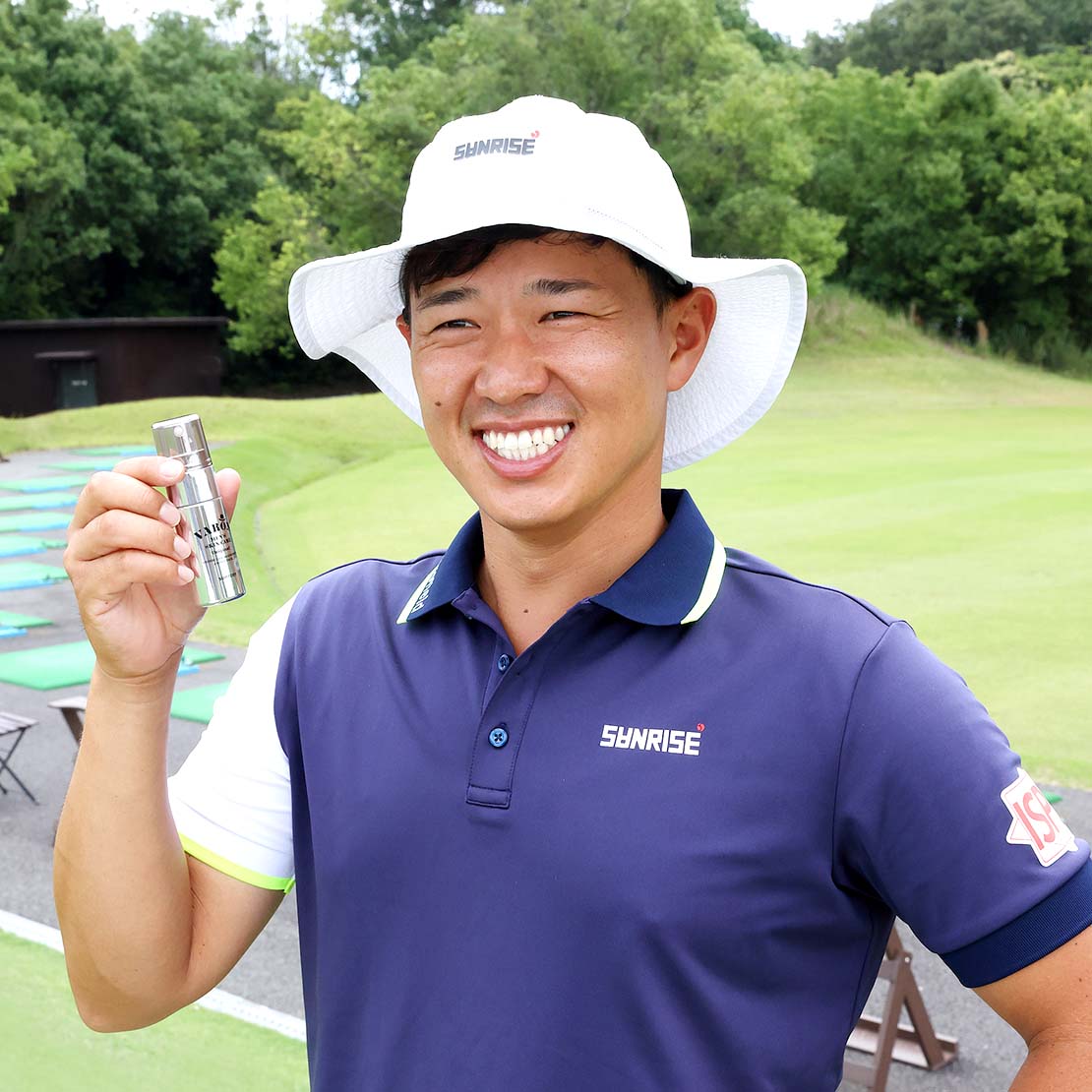 「〈VARON〉のボトルデザインもスタイリッシュで良いですね」（中西）